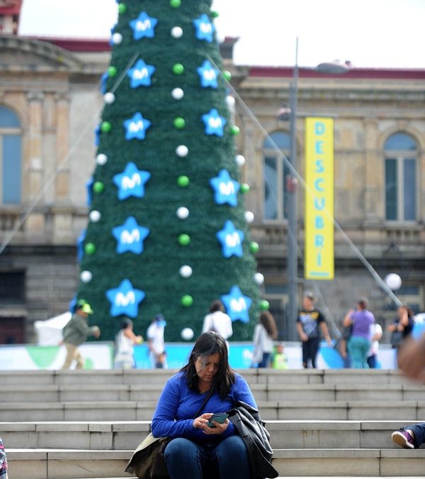 En Navidad y Año Nuevo, ticos se ‘pegan’ más a sus celulares