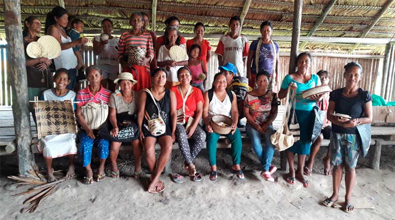 Mujeres Tikuna sostienen su comunidad vendiendo artesanías por Internet